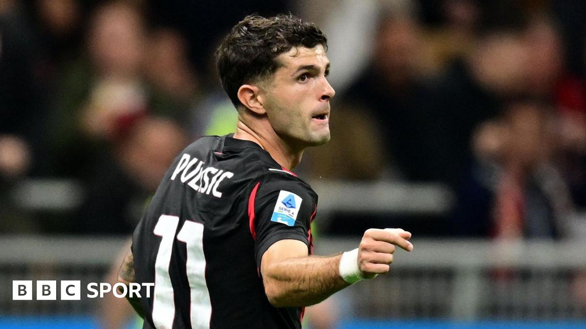AC Milan obtine o victorie importanta cu scorul de 2-1 impotriva echipei Napoli, reusind sa păstreze avantajul chiar si cu un jucător mai putin pe teren, astfel ajungand pe primul loc in clasamentul Seriei A.