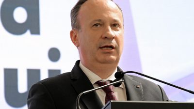 Guvernul poate fi reorganizat prin decizia premierului și a membrilor cabinetului, altfel restructurarea rămâne doar o strategie de imagine politică, afirmă Câciu.