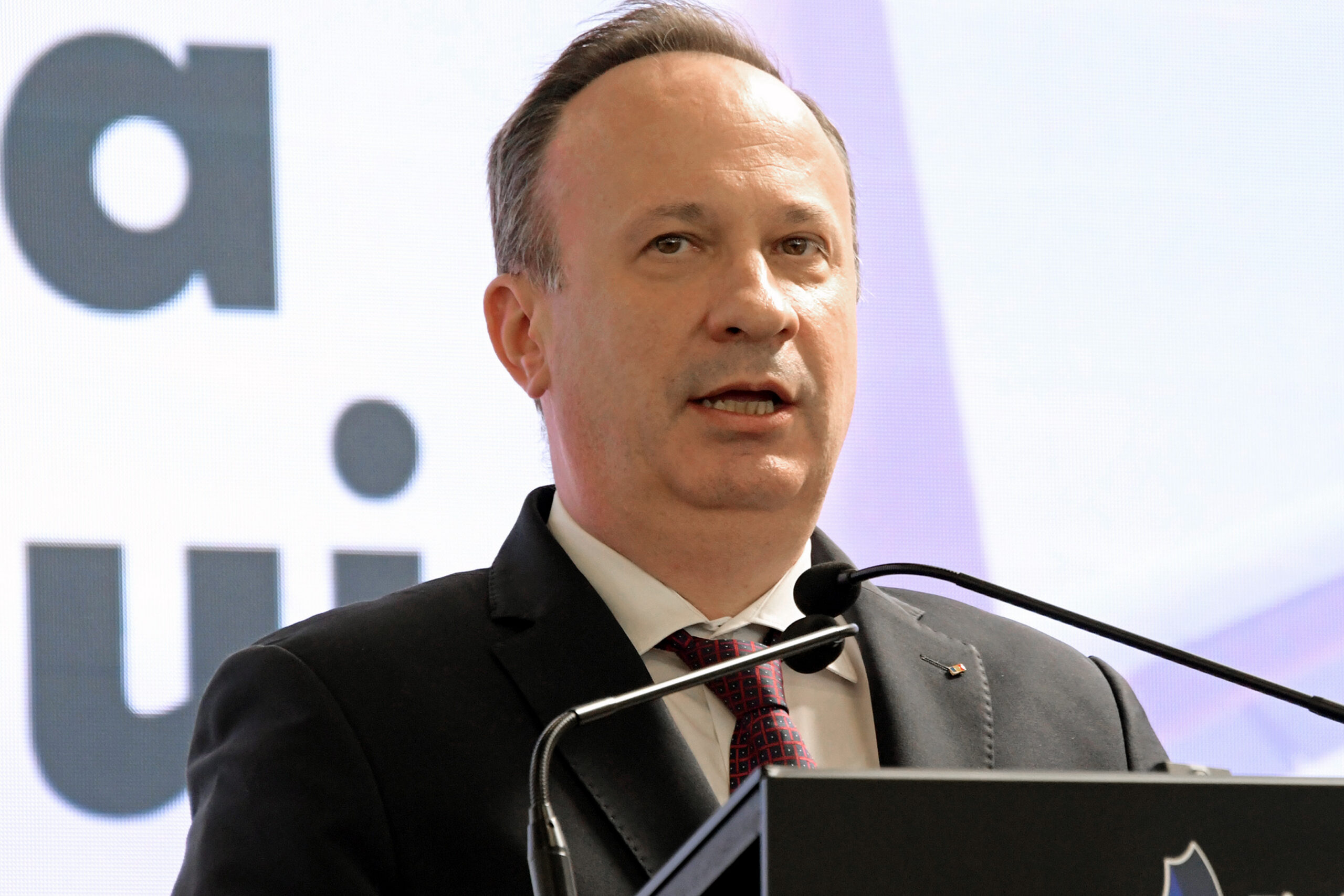 Guvernul poate fi reorganizat prin decizia premierului și a membrilor cabinetului, altfel restructurarea rămâne doar o strategie de imagine politică, afirmă Câciu.