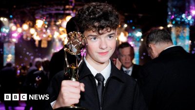 Iată o reformulare a titlului: “Transmisiune în direct a Premiilor Emmy 2025: ‘Adolescență’, ‘Studioul’ și ‘Pitul’ ocupă prim-planul la Premiile Emmy”

Sau, alternativ:
“Ultimelor știri de la Premiile Emmy 2025: ‘Adolescență’, ‘Studioul’ și ‘Pitul’ domină ceremonia de decernare a premiilor”

Sau, într-o variantă mai scurtă:
“Premiile Emmy 2025: ‘Adolescență’, ‘Studioul’ și ‘Pitul’ pe primul loc”