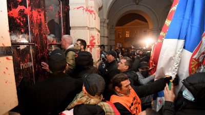 42 de participanți la proteste anti-Vučić, arestați în Novi Sad după tragedia cu 16 victime provocată de prăbușirea acoperișului stației de tren recent reabilitatăea noastră”