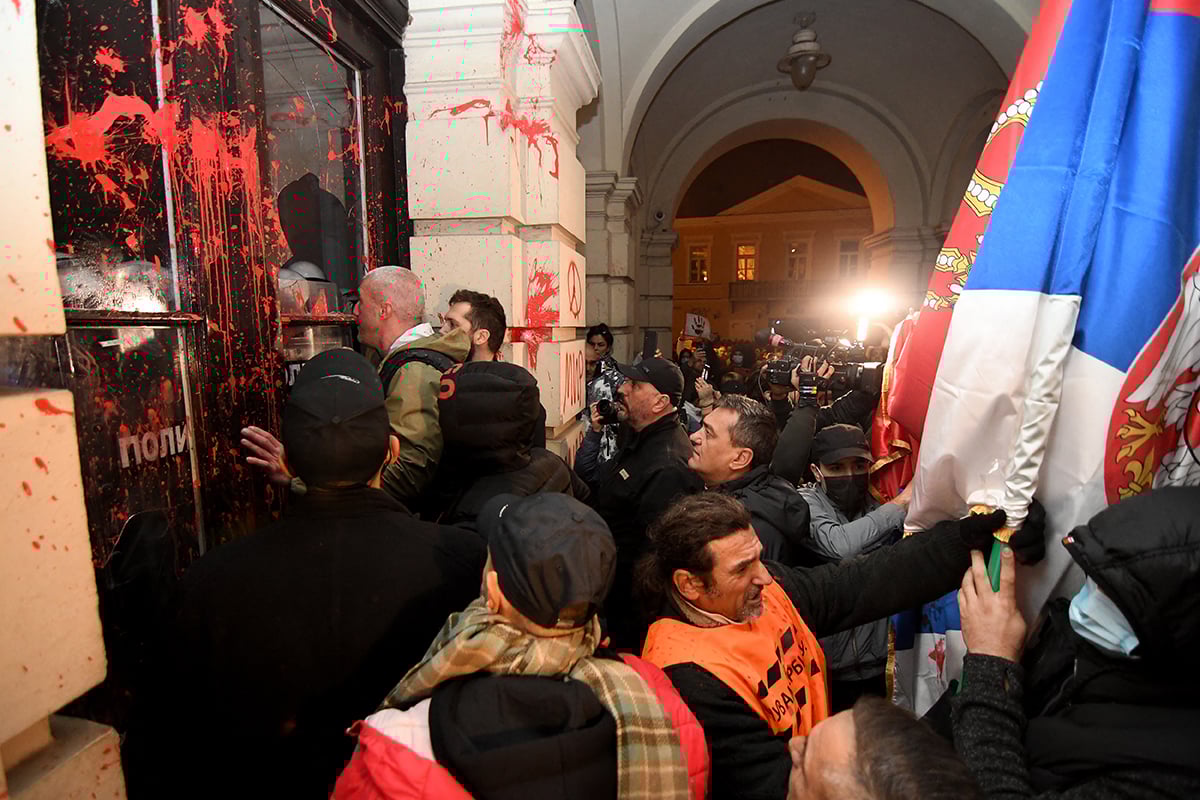 42 de participanți la proteste anti-Vučić, arestați în Novi Sad după tragedia cu 16 victime provocată de prăbușirea acoperișului stației de tren recent reabilitatăea noastră”