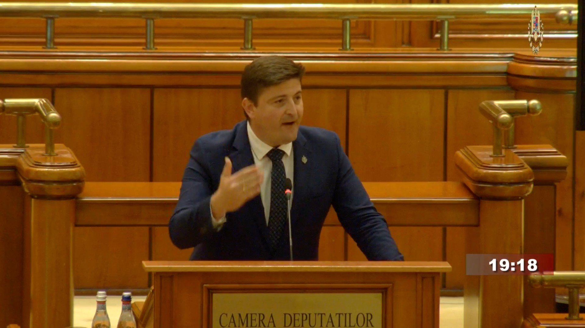 Deputat USR, Alexandru Dimitriu, afirmă că interlopii au susținători devotați în Parlament, făcând aluzie la un politician de marketing, în timp ce liderul AUR, George Simion, îl îndeamnă pe reprezentantul USR să-și critice propriul ministru de Finanțeea noastră”