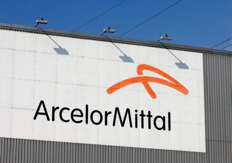Plăți de compensare pentru angajații ArcelorMittal Hunedoara cu peste 15 ani de experiență: vor primi 12 salarii într-o singură tranșăea noastră”