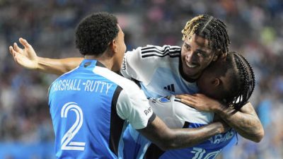 Atacantul israelian surprinde echipa lui Messi, Inter Miami, cu un hat-trick, în victoria Charlotte cu 3-0.

Variante alternative:
– Atacantul din Israel șochează formația lui Messi, Inter Miami, marcând trei goluri, în triumful Charlotte cu 3-0.
– Un atacant israelian face senzație cu un hat-trick împotriva echipei Inter Miami a lui Messi, în victoria zdrobitoare a echipei Charlotte cu 3-0.