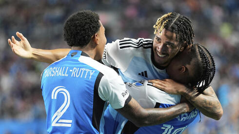 Atacantul israelian surprinde echipa lui Messi, Inter Miami, cu un hat-trick, în victoria Charlotte cu 3-0.
Variante alternative:
– Atacantul din Israel șochează formația lui Messi, Inter Miami, marcând trei goluri, în triumful Charlotte cu 3-0.
– Un atacant israelian face senzație cu un hat-trick împotriva echipei Inter Miami a lui Messi, în victoria zdrobitoare a echipei Charlotte cu 3-0.