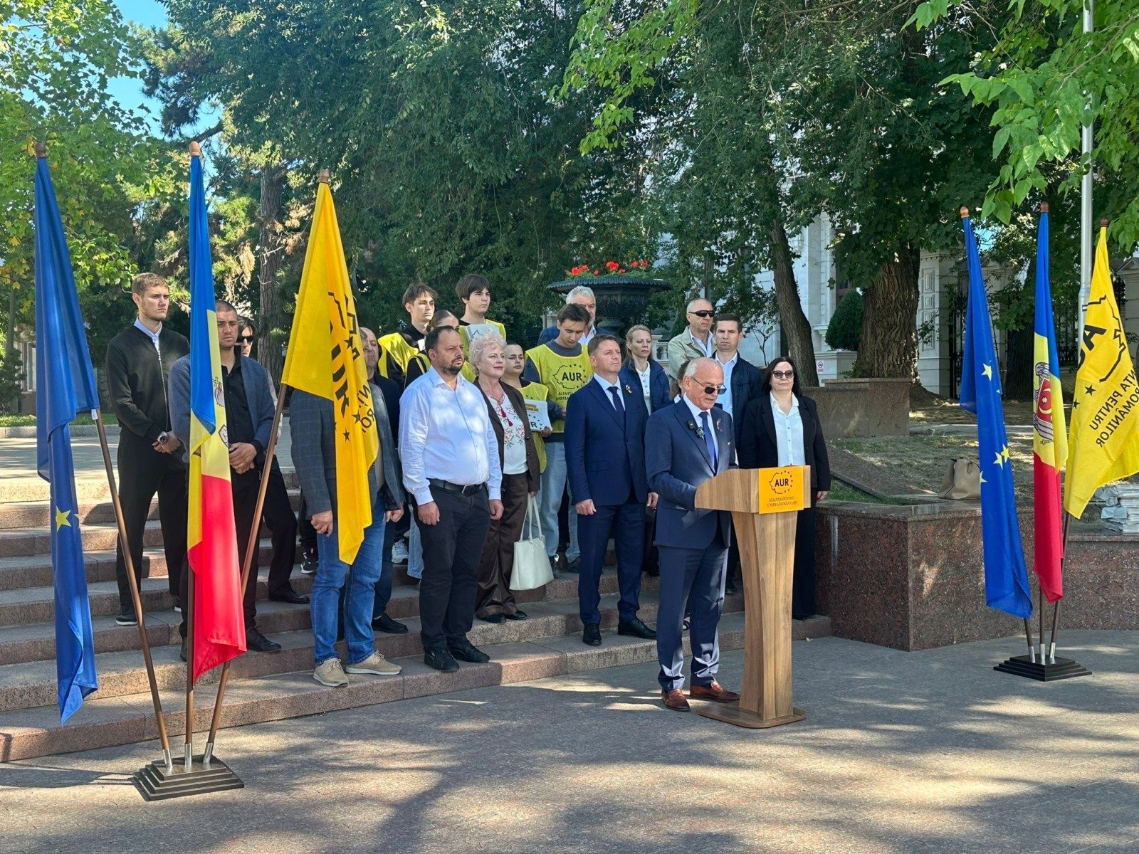 Reprezentanții partidului AUR din capitala Republicii Moldova infirmă zvonurile despre retragerea formațiunii politice din competiția electorală.