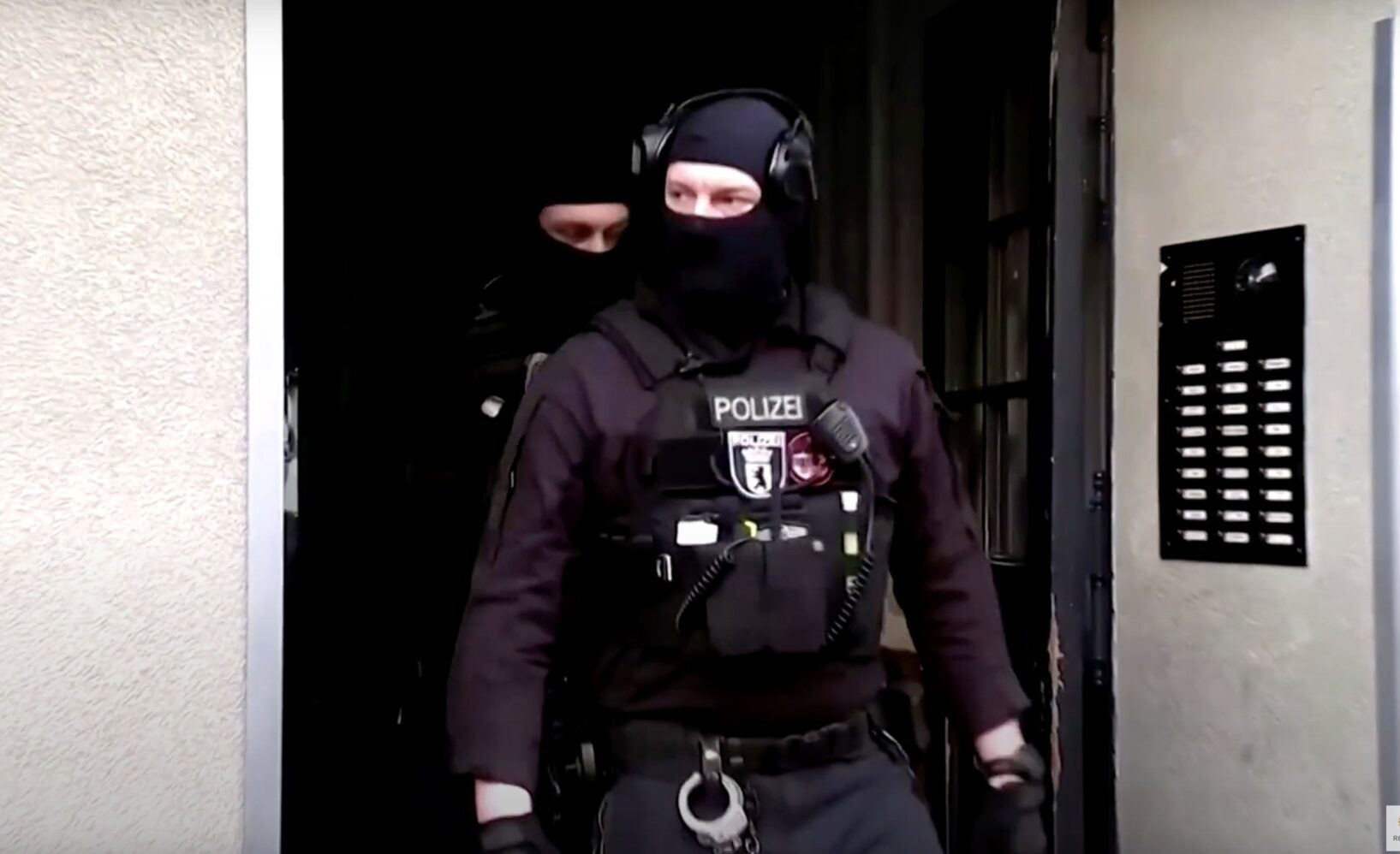 Autoritățile din Germania au ridicat arme în timpul perchezițiilor împotriva unui grup de extremă dreaptă / Opt persoane, cu vârste între 32 și 57 de ani, suspectate că formau o grupare armată motivată de convingeri extremisteea noastră”