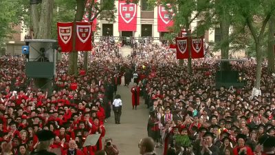 Judecătoare numită de Barack Obama anulează blocarea fondurilor de peste 2 miliarde de dolari pentru Harvard; Donald Trump acuză universitatea de promovare a ideologiei woke și antisemitism, solicitând retragerea finanțării federaleea noastră”