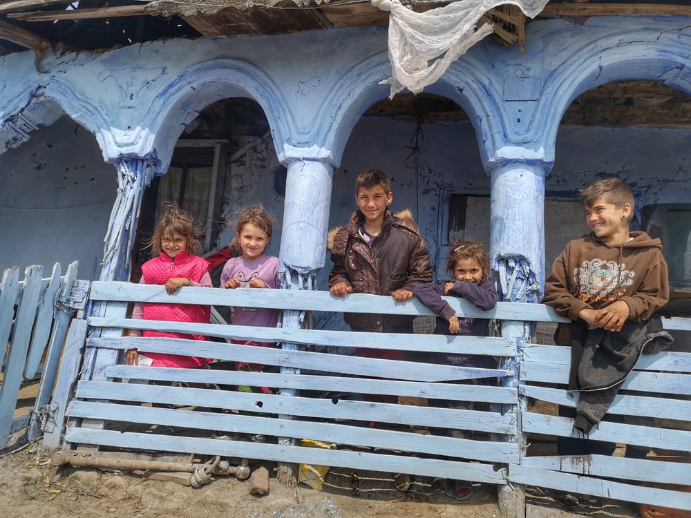 Premierul Bolojan despre scăderea numărului de elevi în școlile rurale: În loc să avem clase aglomerate, preferăm să cumpărăm microbuze pentru a duce elevii la școala din centrul comunei sau din localitățile adiacenteea noastră”
