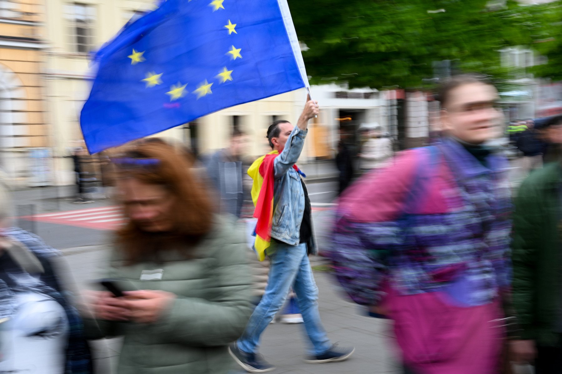 Majoritatea cetățenilor doresc ca Uniunea Europeană să le asigure o protecție mai eficientă în fața provocarilor globale și a amenințărilor de securitate / Românii se plasează sub media europeană conform unui sondaj de opinie.ea noastră”