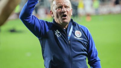 Antrenorul Dorinel Munteanu, cunoscut pentru activitatea sa în Superligă, ar putea să facă un pas înapoi și să ajungă la o echipă din Liga 3, aceasta fiind o formație care a ratat șansa de a promova în sezonul precedent.