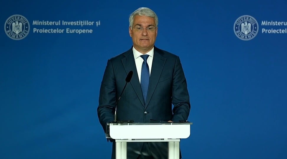 Dragoș Pîslaru își justifică cerința pentru o ținută decentă a angajaților ministerului: nu am solicitat uniformă sau costum cu cravată, doar am sperat să nu vină îmbrăcați ca la plajă sau la piațăea noastră”