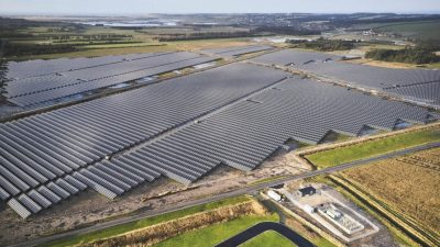 Aeroportul Internațional „George Enescu” din Bacău va fi primul care va beneficia de un parc fotovoltaic, cu o investiție de peste 25 de milioane de leiea noastră”