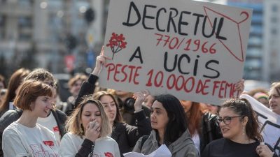 Societatea civică se opune planurilor de restricționare a avortului în România / Peste 10.000 de femei au decedat și peste 90.000 de copii au fost plasați în îngrijirea statului în perioada în care avortul a fost interzis în țarăea noastră”