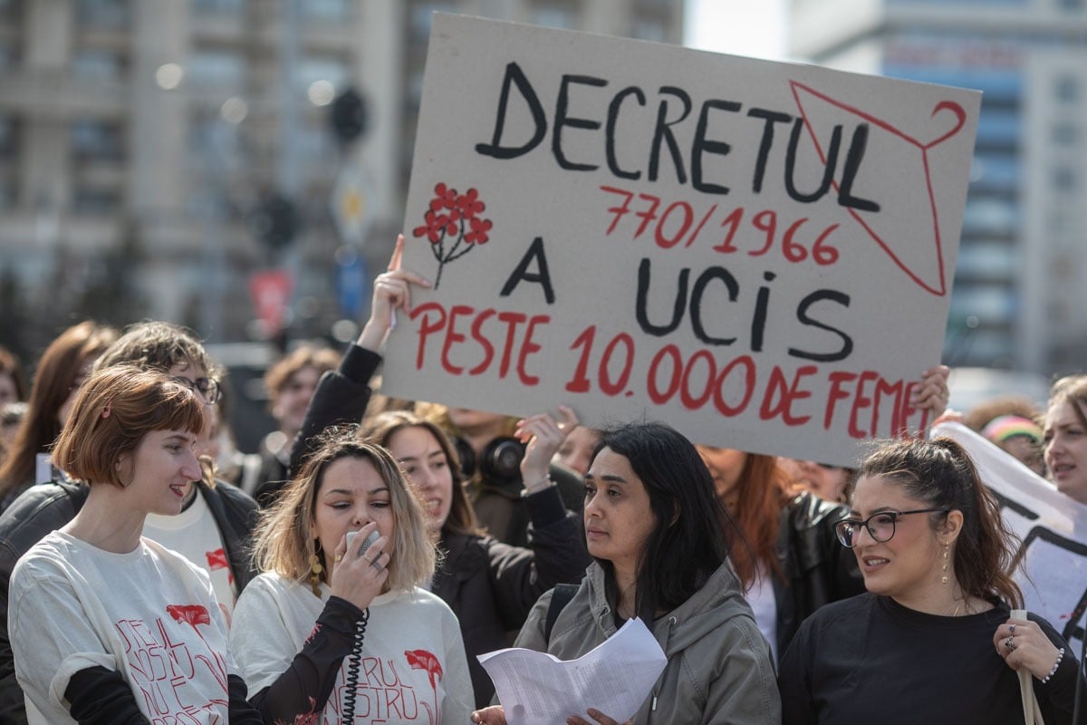 Societatea civică se opune planurilor de restricționare a avortului în România / Peste 10.000 de femei au decedat și peste 90.000 de copii au fost plasați în îngrijirea statului în perioada în care avortul a fost interzis în țarăea noastră”