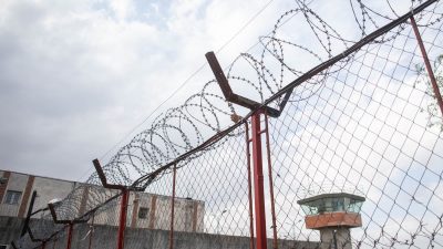 Zece deținuți arestați, anchetați de DIICOT pentru formarea unei rețele de trafic și distribuție de droguri în penitenciare, ascunse în foi trimise ca scrisoriea noastră”