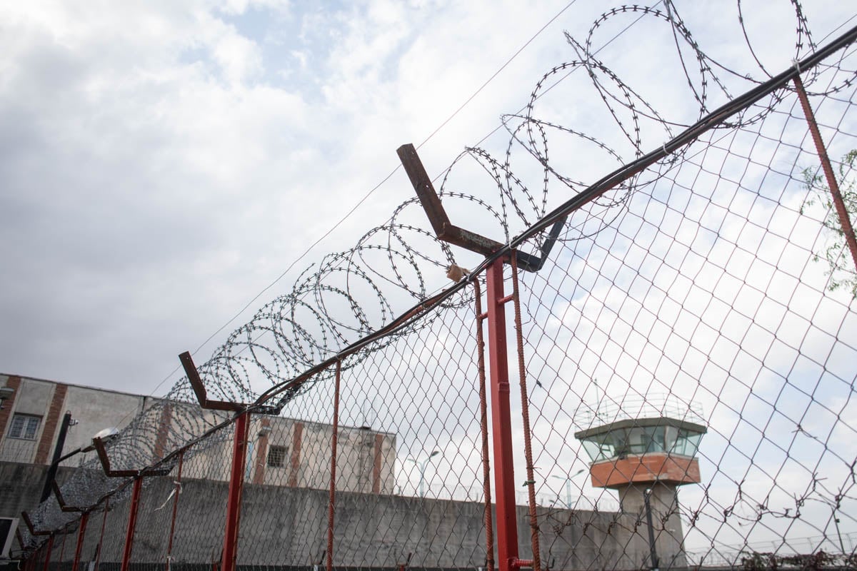Zece deținuți arestați, anchetați de DIICOT pentru formarea unei rețele de trafic și distribuție de droguri în penitenciare, ascunse în foi trimise ca scrisoriea noastră”