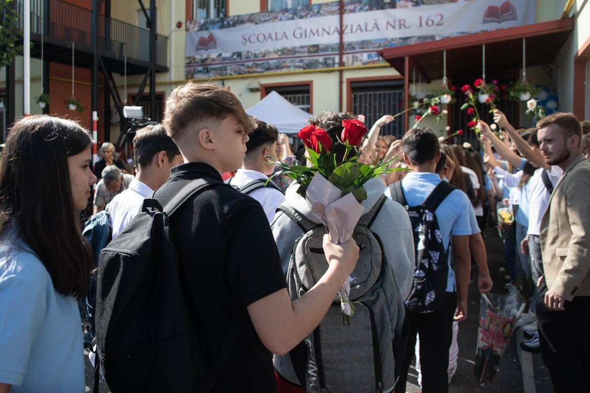 Partidul extremist AUR propune ca elevii și dascălii să interpreteze imnul național și să rotească rugăciunea „Tatăl nostru” la începutul fiecărei zile de școală – inițiativă legislativăea noastră”
