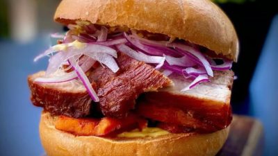 VIDEO | Pan con chicharrón: sandvișul cu jumări de piept de porc câștigător al „Campionatului Mondial al Micului dejun”ea noastră”