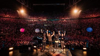 Un copil de 12 ani, numit „regele scenei” de liderul trupei Coldplay, după ce a purtat o coroană în timpul concertuluiea noastră”