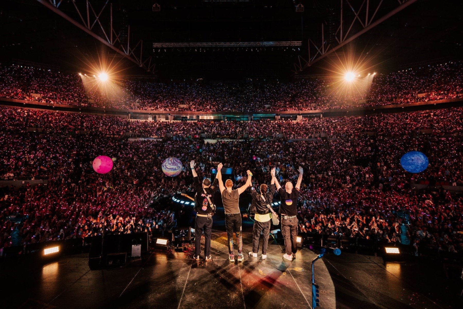 Un copil de 12 ani, numit „regele scenei” de liderul trupei Coldplay, după ce a purtat o coroană în timpul concertuluiea noastră”