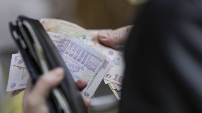 Pompierii sociali din Maramureș au ieșit în stradă pentru a protesta din cauza întârzierii plății salariilorea noastră”