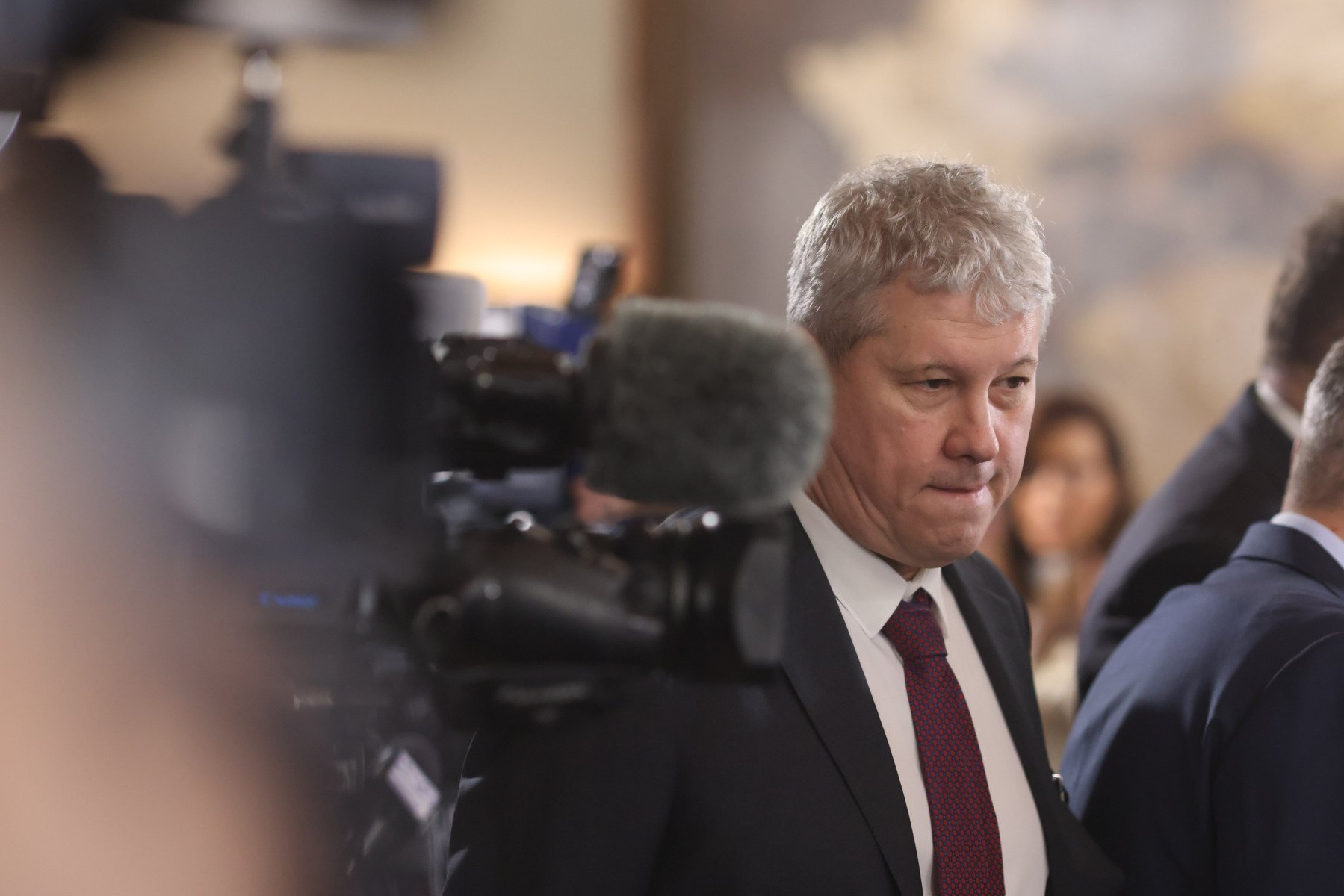Cătălin Predoiu afirmă: Vom rămâne uniți, vom depăși moțiunile de cenzură și vom continua cu strategii pentru dezvoltarea României; prioritatea următoarelor etape trebuie să fie creșterea PIB-ului, deoarece economia țării a fost prea dependentă de consum.ea noastră”