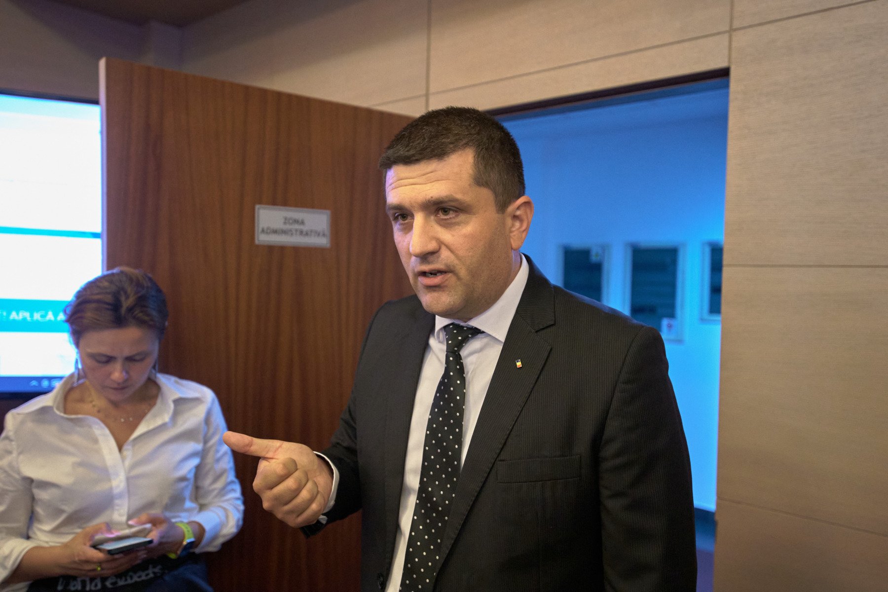 Ministrul Economiei despre secretarul de stat Flavius Nedelcea, reținut de DNA: „De o lună nu l-am mai văzut, nu știu activitatea sa / Este un oficial PSD despre care se vorbește că urma să fie înlocuit”ea noastră”