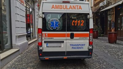 De nouă persoane au fost rănite după ce un autoturism a accidentat o terasă în Piatra-Oltea noastră”
