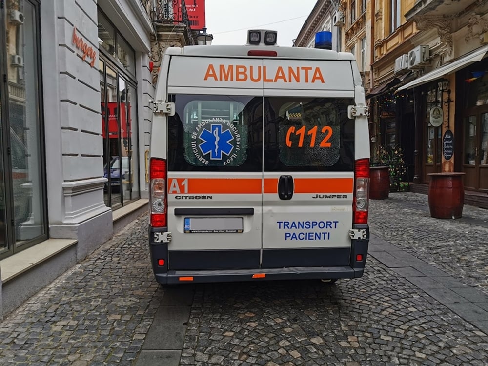 De nouă persoane au fost rănite după ce un autoturism a accidentat o terasă în Piatra-Oltea noastră”