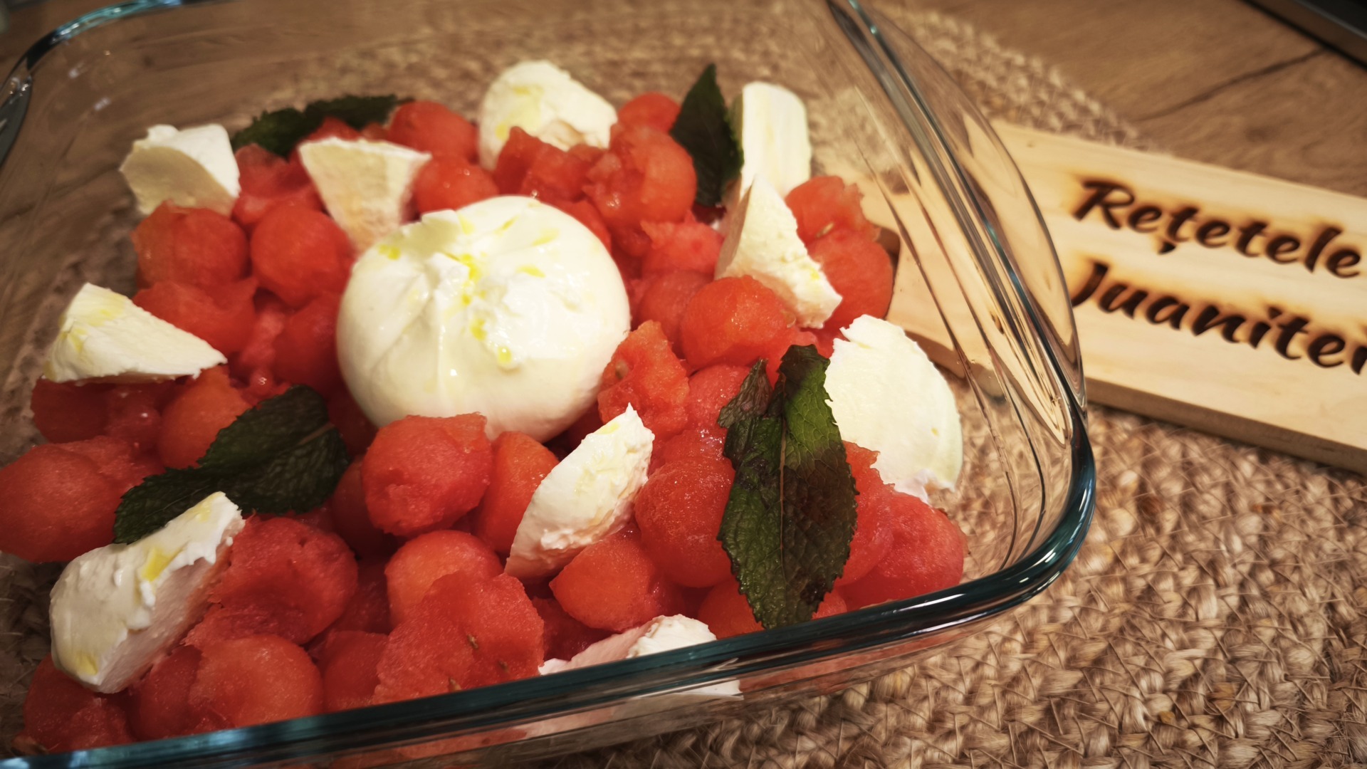 Salată răcoritoare de vară cu pepene roșu, burrata, mozzarella și mentă proaspătăea noastră”