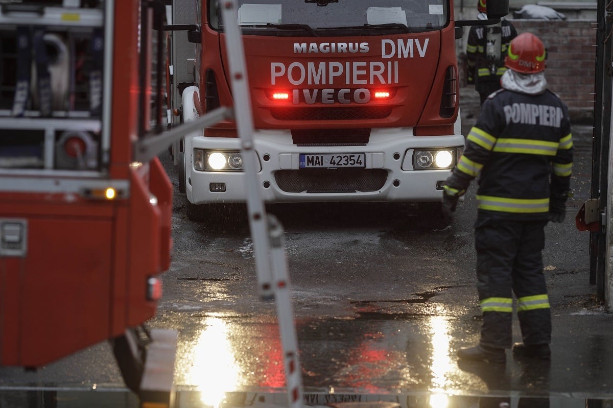 Incendiu la Mănăstirea Cozia Veche din Vâlcea: camera de deasupra chiliilor cuprinsă de flăcări / Trafic îngreunat pe drumul național DN7ea noastră”