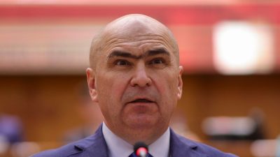 Bolojan în Senat: Motivul corecțiilor, poziția față de media europeană în ore de predare și beneficiile burselor în timpul vacanței pentru ministrul Davidea noastră”