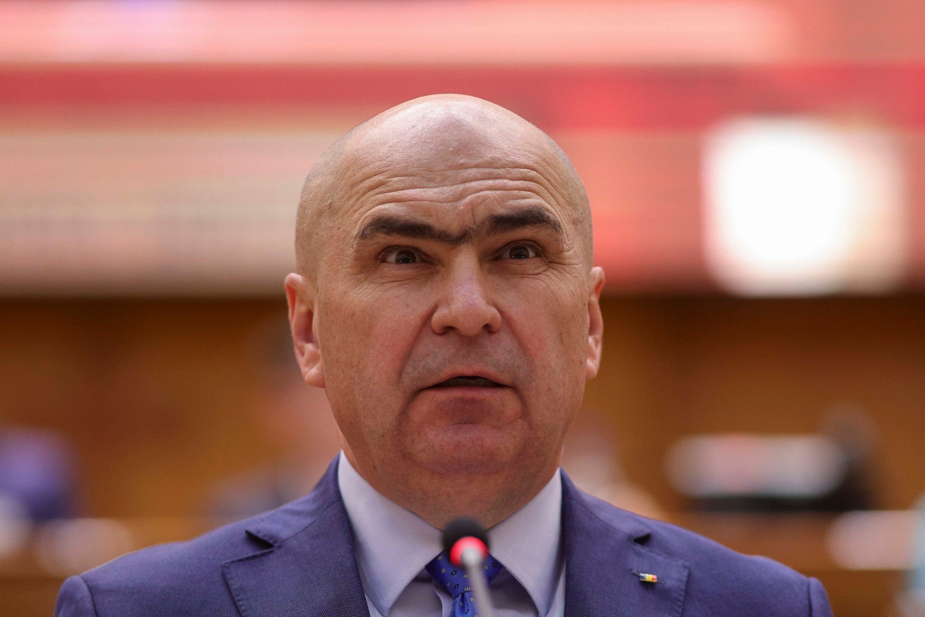 Bolojan în Senat: Motivul corecțiilor, poziția față de media europeană în ore de predare și beneficiile burselor în timpul vacanței pentru ministrul Davidea noastră”
