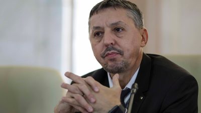 Daniel David despre moțiunea împotriva sa: Educația, în pericol — un sistem cu aproape jumătate dintre elevi analfabeți funcțional, devine un risc pentru securitatea națională, iar ignorarea acestei situații poate conduce la declinul civilizației noastre într-un climat de întuneric intelectualea noastră”