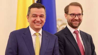 Conform surselor, coaliția se întâlnește miercuri dimineața pentru discuții privind reforma administrativă, inclusiv o propunere de plafon al cheltuielilor salariale în loc de reducerea personalului și despre creșterea TVA pentru sectorul HORECAea noastră”