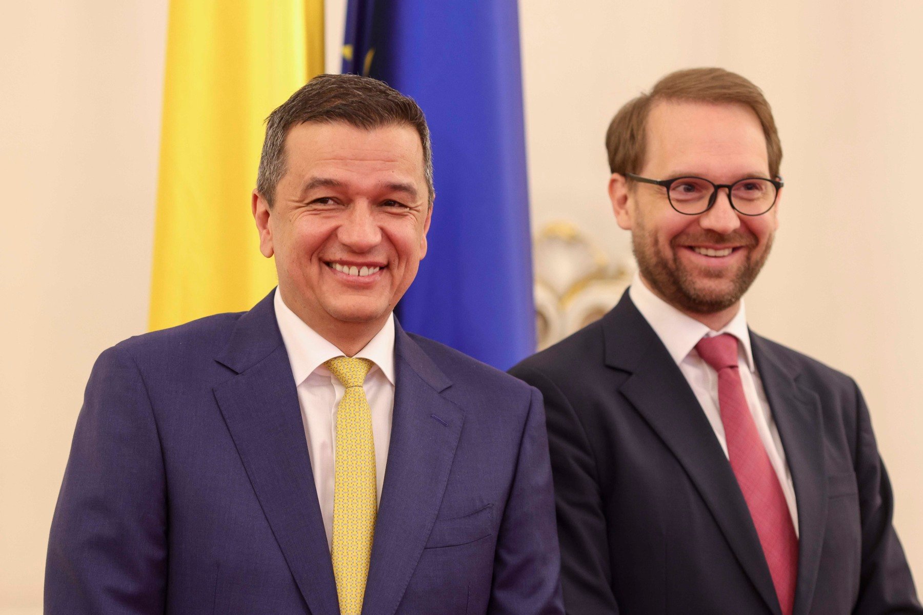 Conform surselor, coaliția se întâlnește miercuri dimineața pentru discuții privind reforma administrativă, inclusiv o propunere de plafon al cheltuielilor salariale în loc de reducerea personalului și despre creșterea TVA pentru sectorul HORECAea noastră”