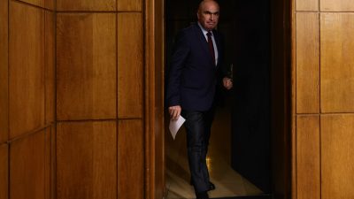 Primarul Ilie Bolojan oferă detalii despre momentul în care guvernul va adopta o decizie referitoare la limitarea adaosului comercial pentru produse alimentare, o măsură care a generat unputernică dispută în cadrul coaliției politice.