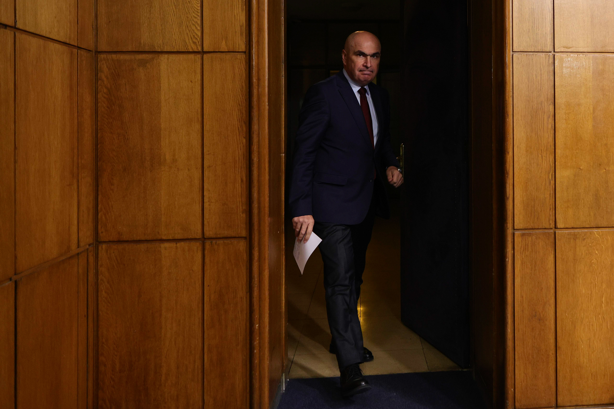 Primarul Ilie Bolojan oferă detalii despre momentul în care guvernul va adopta o decizie referitoare la limitarea adaosului comercial pentru produse alimentare, o măsură care a generat unputernică dispută în cadrul coaliției politice.