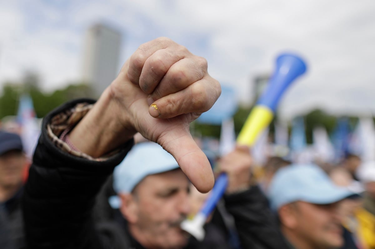 Sindicatele din sectorul administrativ avertizează că vor declanșa o grevă generală dacă Guvernul nu revede decizia de reducere masivă a locurilor de muncăea noastră”