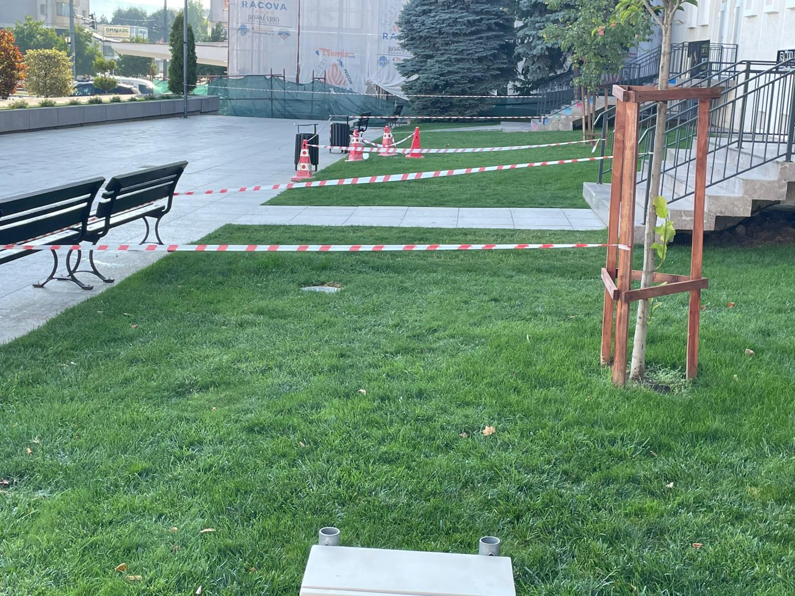 Drama din Vaslui: un copil a pierdut viața după ce a pășit pe un sistem de iluminare subteran din zona centrală a localității, în timp ce se plimba desculț și ținându-se de mână cu părintele său, prin zona ierboasă.