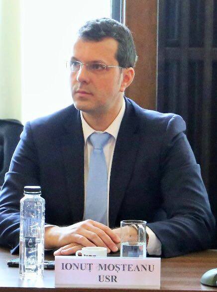 Ionuţ Moşteanu abordeaza conflictul dintre Boloş și Ciolacu: Ciolacu il prețuia mult pe Boloș; păreau două mijloace inseparabile. Am puternica suspiciune ca Boloş i-a instruit pe Ciolacu această strategie nociva din care ne confruntam inca.