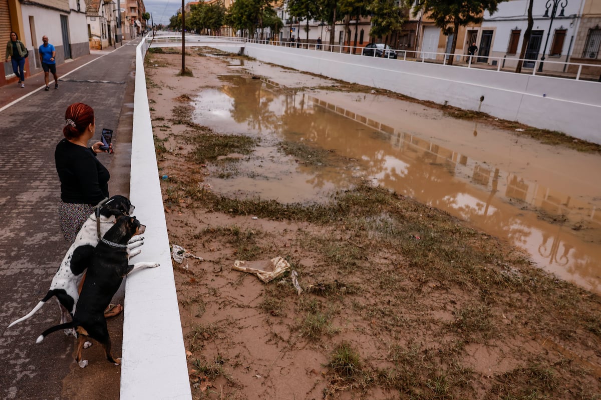Titlul reformulat ar putea fi: “Actualizarea meteo, în direct | Regiunea Catalonia consideră că a depășit perioada cea mai dificilă a furtunii în timp ce Valencia se pregătește pentru ploi și mai puternice | Prognoza meteo pentru azi”.