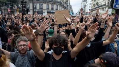 Franța este paralizată de o grevă generală masivă, cetățenii protestând împotriva măsurilor de austeritate. Ministerul Afacerilor Externe emite o alertă pentru cetățenii români.