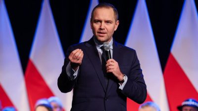 Președintele Poloniei solicită clarificări de la guvern după ce presa a dezvăluit avarierea unei case cauzată de o rachetă lansată de pe un avion F-16 pentru interceptarea dronelor rusești, racheta militara poloneză fiind suspectată de defecțiuniea noastră”
