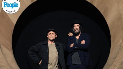 Iată o reformulare a titlului: “Keanu Reeves și Alex Winter debutează pe scenaBroadway-ului în piesa de teatru ‘Așteptându-l pe Godot’ (fotografii exclusive)”

În acest titlu, am înlocuit “Debut” cu “debutează”, “Broadway’s” cu “scena Broadway-ului”, “Waiting for Godot” cu “Așteptându-l pe Godot” și “Exclusive Photos” cu “fotografii exclusive”. Am păstrat numele actorilor, Keanu Reeves și Alex Winter, pentru a menține autenticitatea informației.
