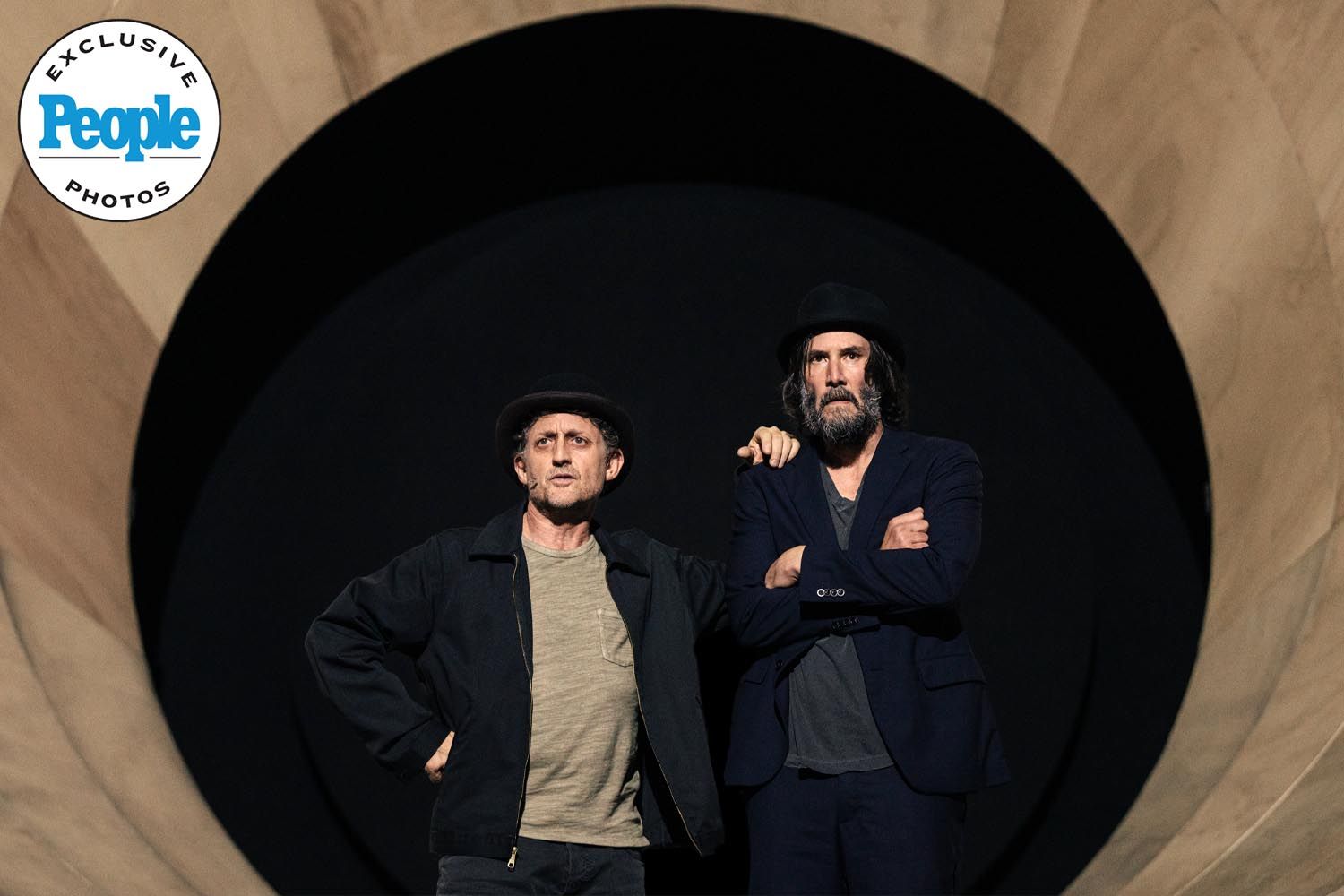 Iată o reformulare a titlului: “Keanu Reeves și Alex Winter debutează pe scenaBroadway-ului în piesa de teatru ‘Așteptându-l pe Godot’ (fotografii exclusive)”
În acest titlu, am înlocuit “Debut” cu “debutează”, “Broadway’s” cu “scena Broadway-ului”, “Waiting for Godot” cu “Așteptându-l pe Godot” și “Exclusive Photos” cu “fotografii exclusive”. Am păstrat numele actorilor, Keanu Reeves și Alex Winter, pentru a menține autenticitatea informației.
