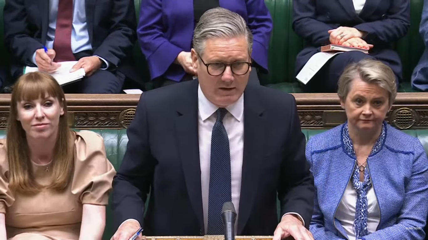 Keir Starmer afirmă că Marea Britanie nu va abandona niciodată simbolul său național în fața protestatarilor de extremă dreapta / O țară mândră de valorile toleranței, diversității și respectuluiea noastră”