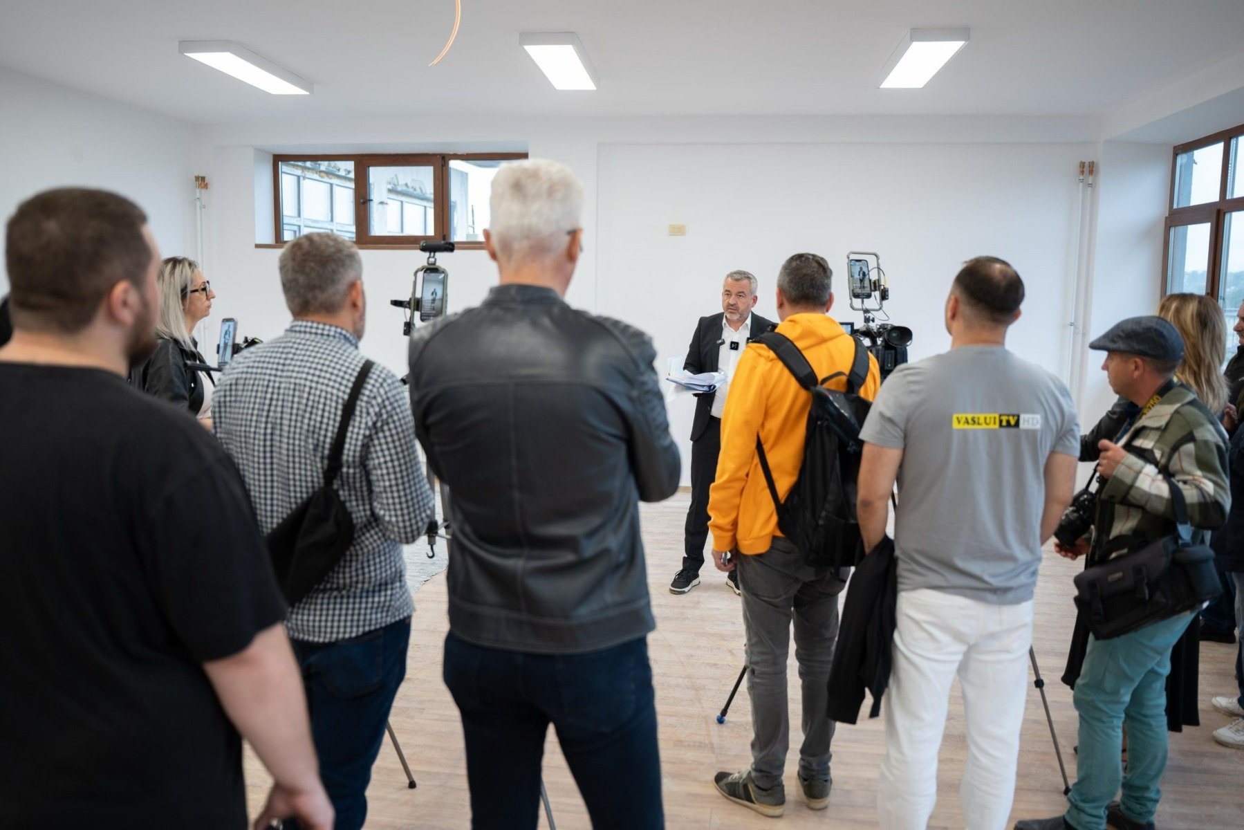 Compania de întreținere a iluminatului public din Vaslui solicită rezilierea contractului după incidentul cu copilul electrocutat, iar primarul Lucian Braniște menționează că a fost cerută o evaluare pentru încheierea acordului din motive emotionaleea noastră”